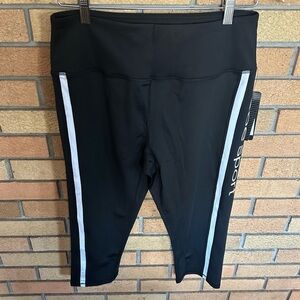 NWT Bebe Sport Contrast Stripe Capri Athletic Leggings Black & White Size 1X
